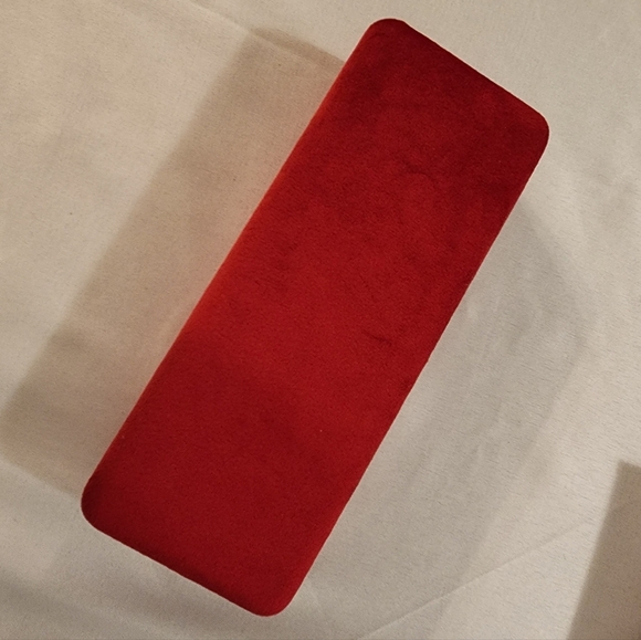 Pristine Carolina Herrera Vibrant Red Velvet Fabric Hard Case Eyeglasses Jewelry - Picture 10 of 10
